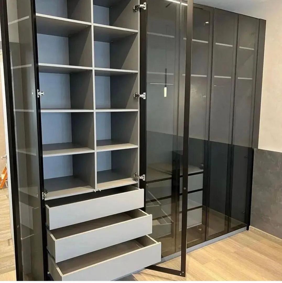 کمد دیواری شیشه‌ای دودی